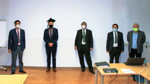 Foto zur Promotionsverteidigung mit der Prüfungskommission und Herrn Dr. Brünler