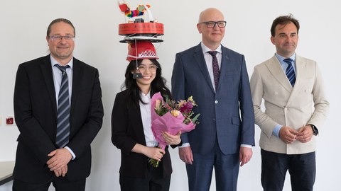 Foto: Promovend mit den Mitgliedern der Püfungskommission nach der Verteidigung