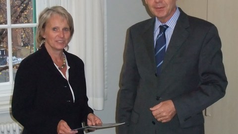 Frau Prof. Dr. Krzywinski mit dem Rektor der TU Dresden Herrn Prof. Kokenge