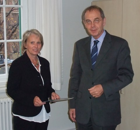 Frau Prof. Dr. Krzywinski mit dem Rektor der TU Dresden Herrn Prof. Kokenge