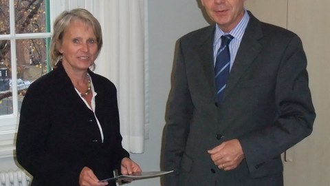 Frau Prof. Dr. Krzywinski mit dem Rektor der TU Dresden Herrn Prof. Kokenge