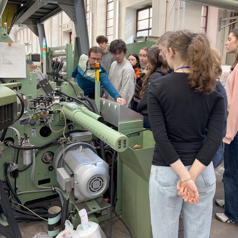 Demonstration einer Webmaschine im Rahmen des MINTEC Workshops