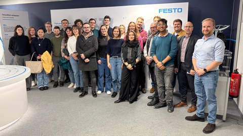 Sudierende bei Festo