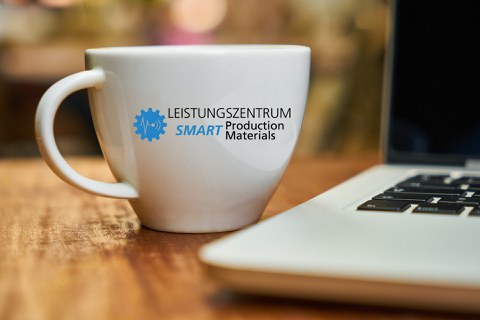 Kaffetasse mit dem Logo des – Leistungszentrum »Smart Production and Materials" 