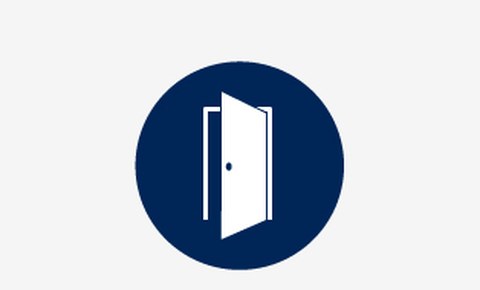 Grafik: ein weißes Symbolbild einer geöffneten Tür auf blauem runden Hintergrund