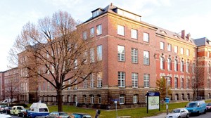 Foto vom Zeuner-Bau, dem Hauptgebäude der Fakultät Maschinenwesen, ein historisches Gebäude aus dem 19.JH.