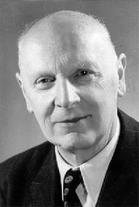 Schwarz-Weiß Porträtfoto von Professor Walther Pauer