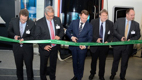 Feierliche Eröffnung des »Zentrums für Additive Fertigung Dresden (AMCD)« mit Prof. Christoph Leyens (Fraunhofer IWS), Prof. Eckhard Beyer (Fraunhofer IWS), Staatsminister Dr. Fritz Jaeckel (Sächsische Staatskanzlei), Prorektor Prof. Gerhard Rödel (TU Dresden) und Oberbürgermeister Dirk Hilbert (Landeshauptstadt Dresden) (v. l. n. r.)