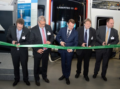 Feierliche Eröffnung des »Zentrums für Additive Fertigung Dresden (AMCD)« mit Prof. Christoph Leyens (Fraunhofer IWS), Prof. Eckhard Beyer (Fraunhofer IWS), Staatsminister Dr. Fritz Jaeckel (Sächsische Staatskanzlei), Prorektor Prof. Gerhard Rödel (TU Dresden) und Oberbürgermeister Dirk Hilbert (Landeshauptstadt Dresden) (v. l. n. r.)