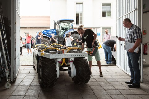 ELWOBOT: Plantagenroboter, der autonom durch Obst- und Weinplantagen fahren kann. 