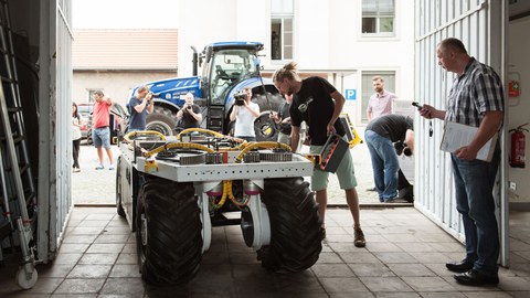 ELWOBOT: Plantagenroboter, der autonom durch Obst- und Weinplantagen fahren kann. 