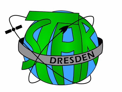 Das Logo der studentischen Arbeitsgruppe STAR, auf einer blauen Kugel steht in grün STAR. Um diese blaue Kugel mit der Schrift ist ein graues Band angeordnet mit dem Schriftzug Dresden. Dieses umkreisen ein stilisierter Satellit und eine Rakete