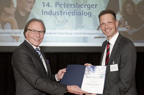 Foto: Das Foto zeigt den Kurator der Stiftung Industrieforschung, Jochen Kortmann, und den Preisträger 2018, Dr. Marek Hauptmann von der TU Dresden bei der feierlichen Preisübergabe.