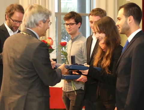 Foto der feierlichen Übergabe der Lohrmannmedaille 2018 an die Werkstoffwissenschaftlerin Juliane Moritz durch den Rektor der TU Dresden, Prof. Hans Müller-Steinhagen. 