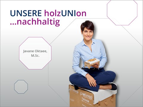 Eine Nachwuchswissenschaftlerin sitzt mit angewinkelten Beinen auf einem Papphocker und hält eine Miniaturliege aus Pappe in der Hand. Am oberen Bildrand steht geschrieben: "Unsere holzunion ... nachhaltig" und darunter der Name der Abgebildeten: Javane Oktaee.