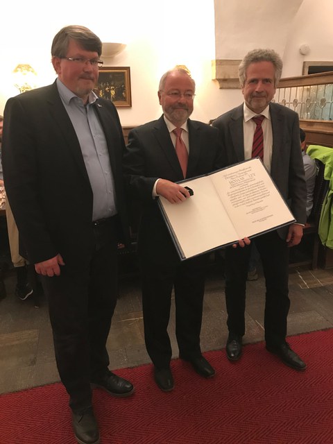 Foto: Auszeichnung von Prof. Dr. Thomas Bley (Bildmitte) mit der DECHEMA-Medaille; links im Bild ist Prof. Dr. Roland Ulber, Vorsitzender der DECHEMA-Fachgemeinschaft Biotechnologie und rechts Prof. Dr. Kurt Wagemann, Geschäftsführer der DECHEMA zu sehen