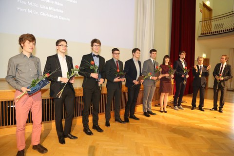 Foto: Bei der feierliche Verleihung der Enno-Heidebroek-Urkunde sind die Preisträger des Jahres 2017 und der Rektor Herr Prof. Hans Müller-Steinhagen zu sehen.