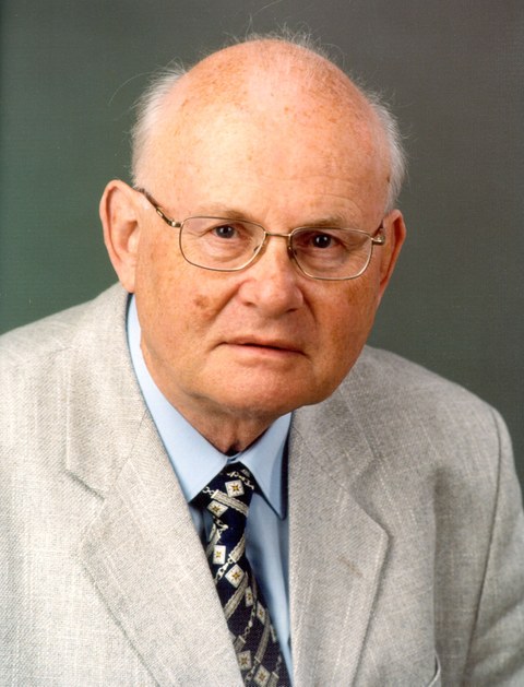 Farbiges Portraitfoto von Professor Franz Holzweißig.