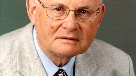 Farbiges Portraitfoto von Professor Franz Holzweißig.