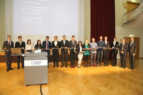 Foto: Bei der feierlichen Verleihung der Lohrmannmedaille sind die Preisträger des Studienjahres 2016/2017 sowie der Rektor Herr Prof. Hans Müller-Steinhagen zu sehen