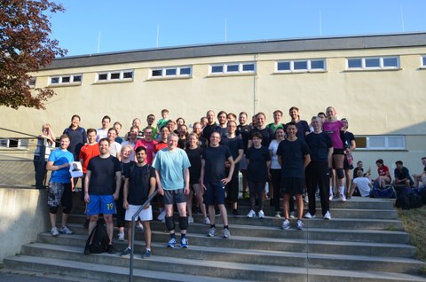 Foto: Teilnehmerinnen und Teilnehmer des Volleyball-Turniers der Mitarbeiterinnen und Mitarbeiter der Fakultät Maschinenwesen