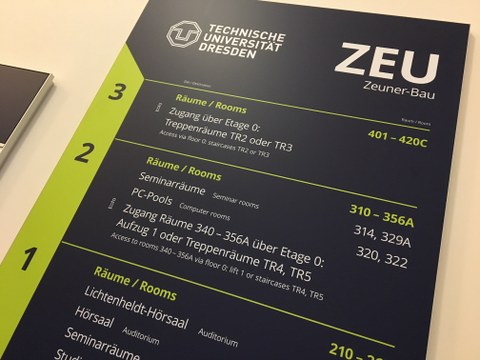 Foto: Das Foto zeigt einen Ausschnitt der Haupttafel des neuen barrierefreien Leitsystems im Zeuner-Bau, dem Hauptgebäude der Fakultät Maschinenwesen der TU Dresden.