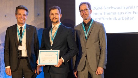 Das Foto zeigt Dr. Florian Rößler bei der Preisverleihung der Deutschen Gesellschaft für Materialkunde e.V.
