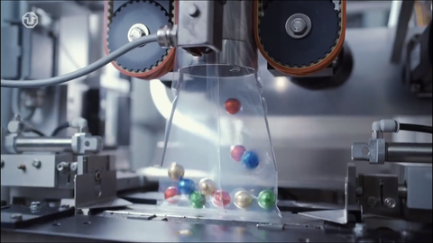 Das Foto zeigt einen Filmausschnitt aus einem Weihnachtsvideo über die Verpackungstechnik.