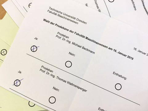 Das Foto zeigt einen Wahlzettel mit den Namen der beiden Prodekane.