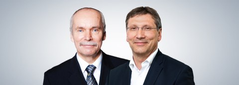 Das Foto zeigt Portraitfotos von zwei älteren Männern. Links sieht man Prof. Stelzer, den bisherigen Dekan. Rechts neben ihm ist Prof. Beckmann platziert, der am 15. Januar 2020 zum Dekan gewählt wurde.