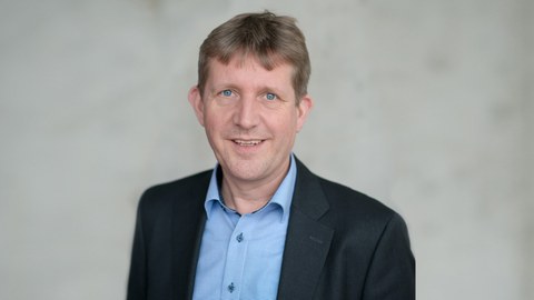 Das Portraitfoto zeigt Professor Markus Stommel, Inhaber der Professur für Polymerwerkstoffe. 