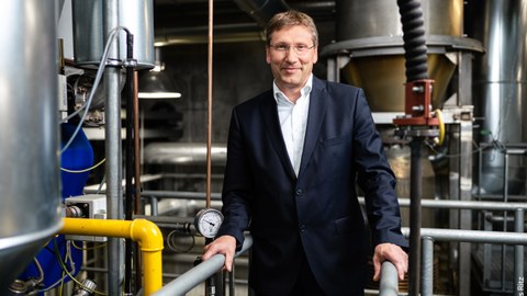 Das Foto zeigt Prof. Michael Beckmann im Zentrum für Energietechnik der TU Dresden.