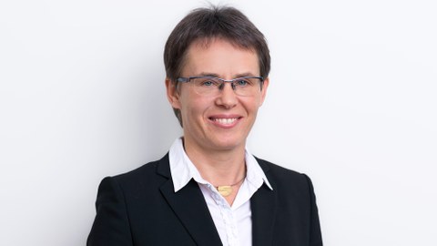 Das Portraitfoto zeigt Kerstin Eckert, Inhaberin der Professur für Transportprozesse an Grenzflächen.