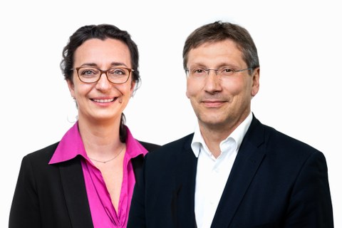 Das Portraitfoto zeigt zwei Personen. Rechts den Dekan der Fakultät Maschinenwesen der TU DResden, Professor Michael Beckmann. Links neben ihm Ina Winkler, Dekanatsrätin.