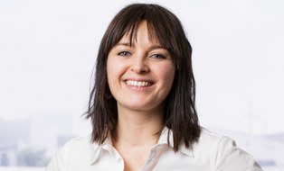 Das Portraitfoto zeigt Katja Lesser, Referentin für Öffentlichkeitsarbeit an der Fakultät Maschinenwesen der TU Dresden.