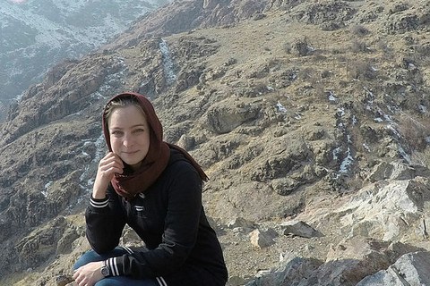 Das Foto zeigt die Studentin Nina Niese, die auf einem Berg hockt.