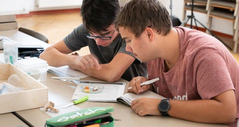 Auf dem Bild sind 2 Schüler zu sehen, die an der FungiScout- Schüler Summer School teilnehmen