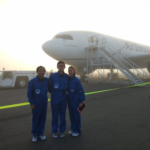 Auf dem Bild sind 3 Wissenschaftler und ein Flugzeug zu sehen