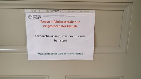 Das Foto zeigt einen Aushang in der Garderobe der Werkstatt im Zeuner-Bau 