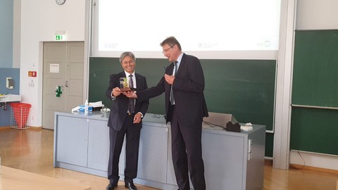 Auf dem Bild sind der scheidende Rektor Müller-Steinhagen und der Dekan der Fakultät Maschinenwesen zu sehen