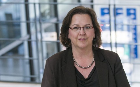 Auf dem Bild ist Frau Prof. Zimmermann, neue Präsidentin der DGM zu sehen