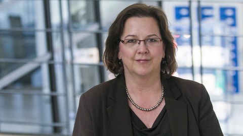 Auf dem Bild ist Frau Prof. Zimmermann, neue Präsidentin der DGM zu sehen