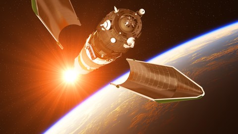 Das Farbfoto zeigt eine Montage. Man sieht eine Rakete im Weltraum. Im Hintergrund sieht man die Sonne.