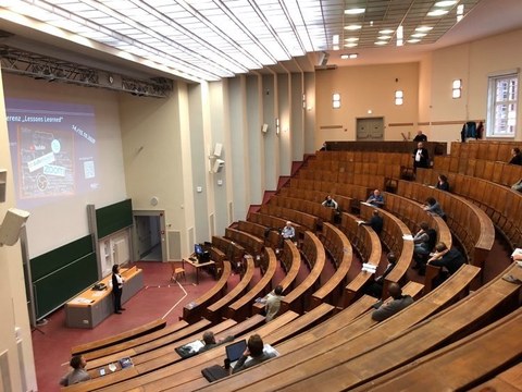 Auf dem Bild ist der Hörsaal "Bombentrichter" im Zeuner Bau der TU Dresden zu sehen