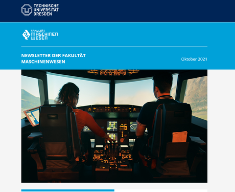 Auf dem Bild sind 2 Studierende zu sehen, die in einem Flugzeugsimulator sitzen