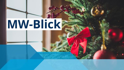 Auf dem Bild ist ein Weihnachtsbaum zu sehen und im Vordergrund die Wortschrift "MW-Blick"