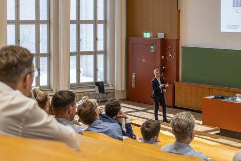 Auf dem Bild ist Prof. Schubert bei seiner Antrittsvorlesung zu sehen