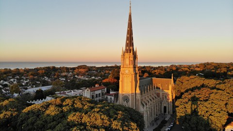 Auf dem Bild ist die Catedral de San Isidro zu sehen.