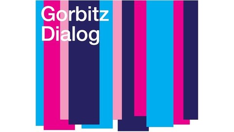 Auf dem Bild ist das Logo von "Gorbitz Dialog" zu sehen. Es handelt sich hierbei um den Schriftzug, die auf bunten Balken zu sehen sind