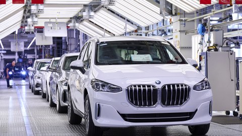 Auf dem Bild sind Fahrzeuge der Marke BMW zu sehen